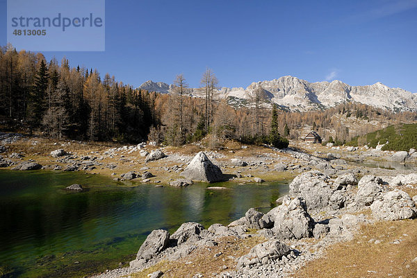 Sieben Seen Hütte in den Julischen Alpen im Herbst  Triglav Nationalpark  Slowenien  Europa