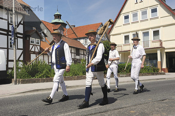 Schwälmer Trachten für die Feldarbeit  Salatkirmes  Ziegenhain  Schwalmstadt  Schwalm-Eder-Kreis  Oberhessen  Hessen  Deutschland  Europa