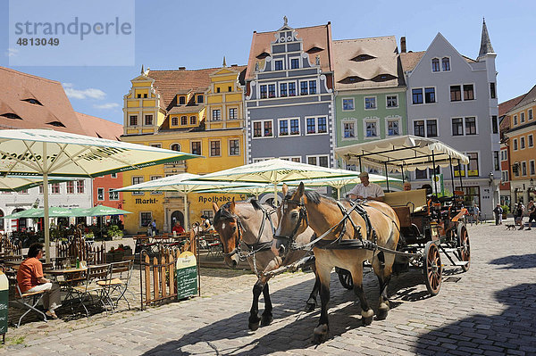 Marktplatz mit Pferdekutsche in der Altstadt von Meißen  Sachsen  Deutschland  Europa