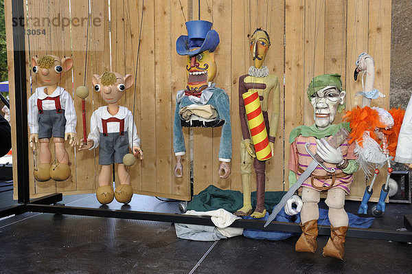 Prager Marionettentheater  Spejbl und andere Marionettenfiguren bei einer öffentliche Aufführung auf einer Freilichtbühne auf dem Schlossplatz  Meißen  Sachsen  Deutschland  Europa