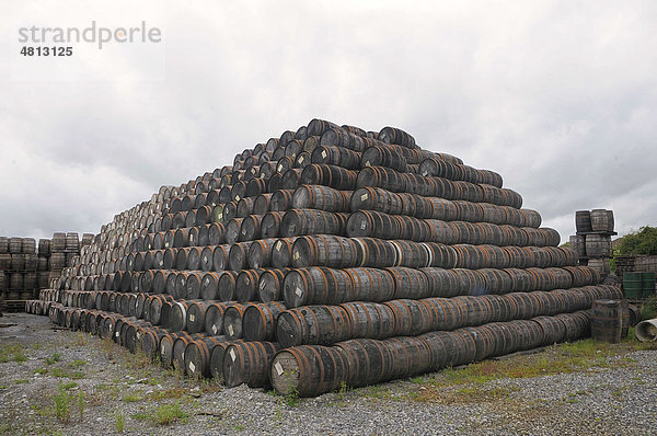 Stapel Whiskey Holzfässer  Locke's Distillery  älteste lizenzierte Whiskey-Destillerie weltweit  Kilbeggan  Westmeath  Midlands  Irland  Europa
