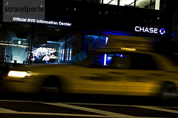 Taxi  Bewegungsunschärfe  nachts  New York City  USA