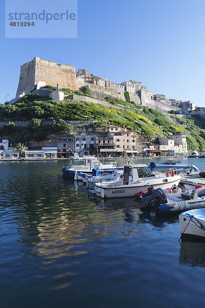 Hafen und Zitadelle  Bonifacio  Straße von Bonifacio  Korsika  Frankreich  Europa
