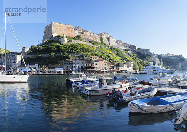 Hafen und Zitadelle  Bonifacio  Straße von Bonifacio  Korsika  Frankreich  Europa