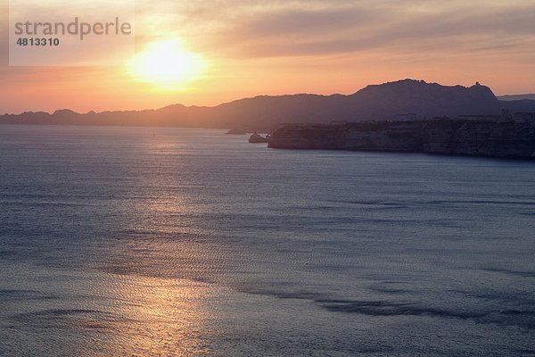 Sonnenuntergang über Bonifacio  Straße von Bonifacio  Korsika  Frankreich  Europa