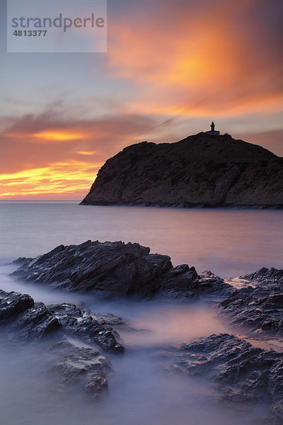 Halbinsel L'lle-Rousse mit dem Leuchtturm da le Pietra bei Sonnenuntergang  Korsika  Frankreich  Europa