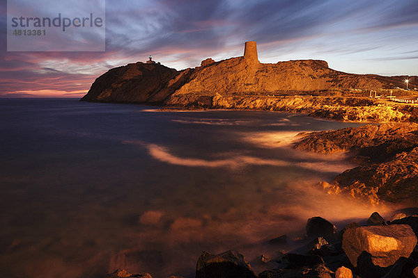 Halbinsel L'lle-Rousse mit dem Leuchtturm da le Pietra und dem Genueserturm bei Sonnenuntergang  Korsika  Frankreich  Europa