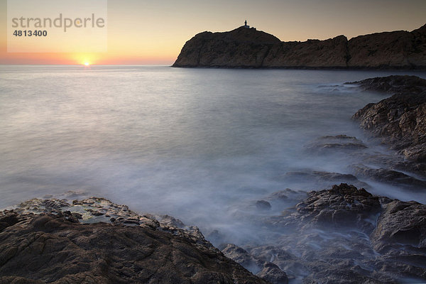 Halbinsel LíIle-Rousse mit dem Leuchtturm da le Pietra bei Sonnenuntergang  Korsika  Frankreich  Europa