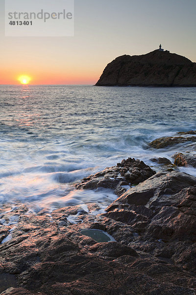 Halbinsel LíIle-Rousse mit dem Leuchtturm da le Pietra bei Sonnenuntergang  Korsika  Frankreich  Europa