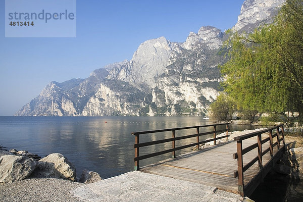 Spazierweg führt über eine Brücke an der Badezone in Riva del Garda  Gardasee  Trentino-Südtirol  Italien  Europa