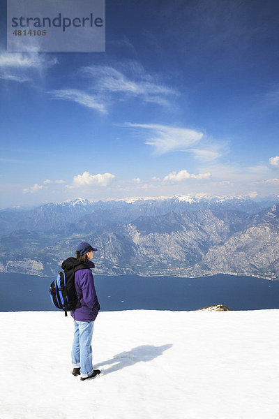 Bergwanderer genießt die Aussicht vom Monte Baldo auf den Gardasee und die Alpen  Gardasee  Lombardei  Italien  Europa