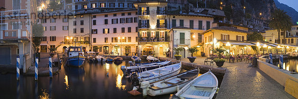 Beleuchtete Promenade am Hafen von Limone am Abend  Gardasee  Lombardei  Italien  Europa