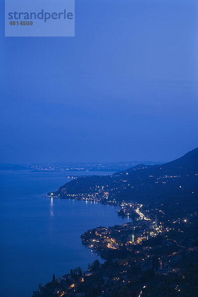 Aussicht auf Gargnano bei Nacht  hinten der Monte Pizzocolo  Gardasee  Lombardei  Italien  Europa