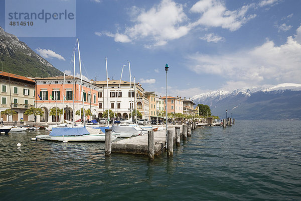 Hafen von Gargnano  hinten der Monte Baldo  Gardasee  Lombardei  Italien  Europa