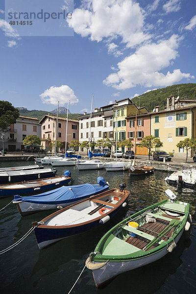 Boote im Hafen von Gargnano  Gardasee  Lombardei  Italien  Europa