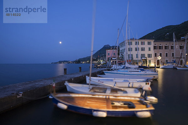 Mond über dem Hafen von Gargnano  Gardasee  Lombardei  Italien  Europa