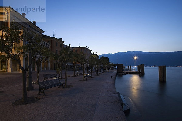 Tagesanbruch an der Promenade in Gargnano  Gardasee  Lombardei  Italien  Europa