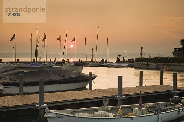 Sonnenuntergang am Hafen von Sirmione  Gardasee  Lombardei  Italien  Europa