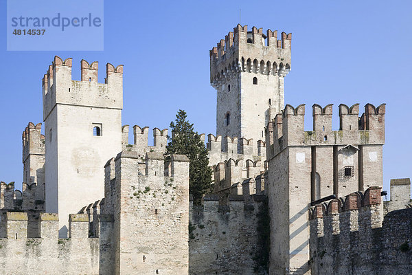 Castello Scaligero Skaligerburg in Sirmione  Gardasee  Lombardei  Italien  Europa