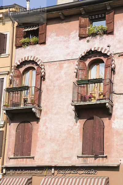 Fassade eines Wohnhauses über dem Caffe al Teatro  Verona  Venetien  Italien  Europa