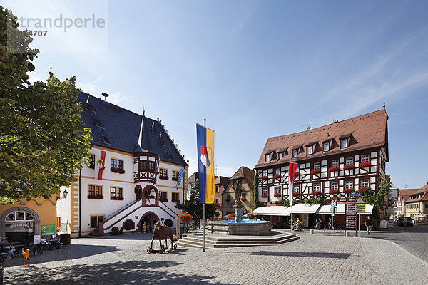 Marktplatz mit Rathaus  Volkach  Mainfranken  Unterfranken  Franken  Bayern  Deutschland  Europa