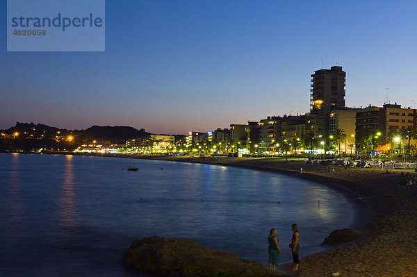 Strandpromenade im Abendlicht  Ferienort Lloret de Mar  Costa Brava  Spanien  Europa