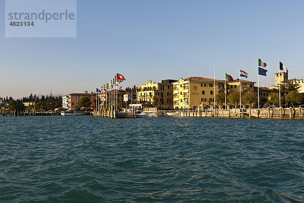 Das Hotel Sirmione am Hafen vor der Scaligerburg  Castello Scaligero  Ortschaft Sirmione  Gardasee  Lago di Garda  Lombardei  Italien  Europa