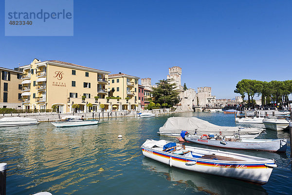 Das Hotel Sirmione am Hafen vor der Scaligerburg  Castello Scaligero  Ortschaft Sirmione  Gardasee  Lago di Garda  Lombardei  Italien  Europa