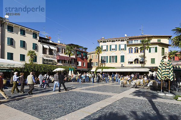 Touristen in einem Restaurant an der Promenade von Sirmione  Gardasee  Lago di Garda  Lombardei  Italien  Europa