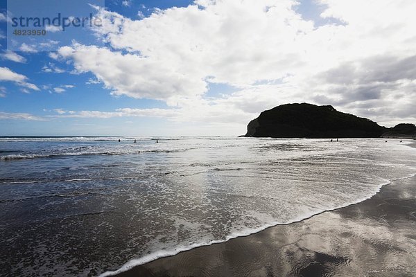 Neuseeland  Nordinsel  Surfer im Tasmanischen Meer am Bethells Beach