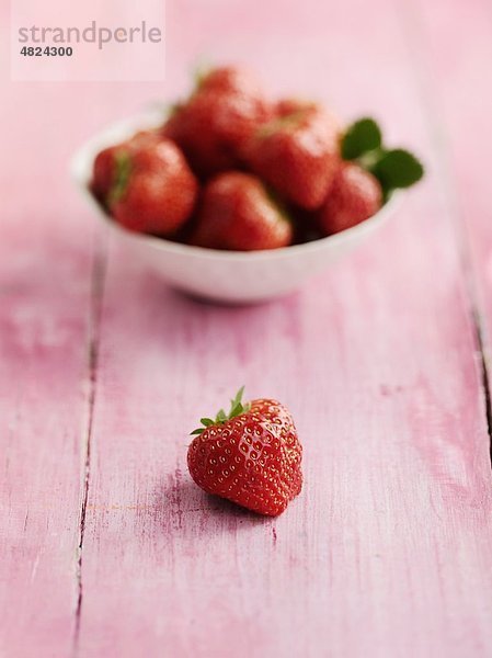 Erdbeeren in Schale auf Tisch  Nahaufnahme