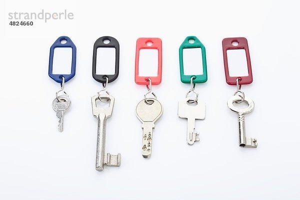 Schlüssel mit Schlüsselanhänger auf weißem Hintergrund