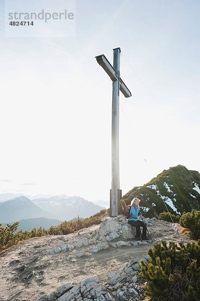 Seniorin im heimgarten und herzogstand Gebirge