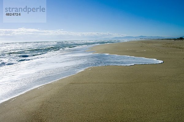Frankreich  Aude  Les Portes du Roussillion  Blick auf den Strand mit Meer