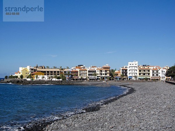 Spanien  Kanarische Inseln  La Gomera  La Playa  Blick auf Gebäude am Meer