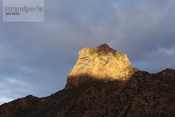 Spanien  Kanarische Inseln  La Gomera  Vallehermoso  Blick auf den Roque Cano Berg bei Abendlicht