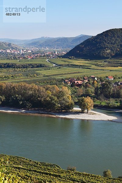 Österreich  Niederösterreich  Wachau  Göttweig  Dürnstein  Rahnsdorf  Blick auf Donau und Landschaft mit Bergen im Hintergrund