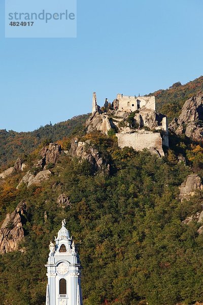 Österreich  Niederösterreich  Waldviertel  Wachau  Donau  Stiftskirchturm und Burgruine Dürnstein