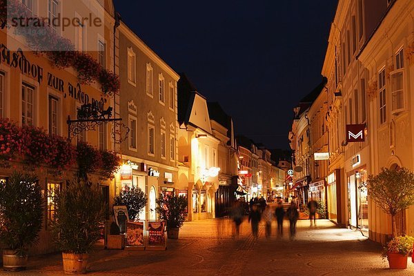 Österreich  Niederösterreich  Wachau  Krems  Obere Landstraße  Blick auf Gebäude und Geschäfte bei Nacht