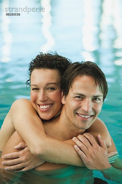 Italien  Südtirol  Paar im Schwimmbad des Hotels urthaler