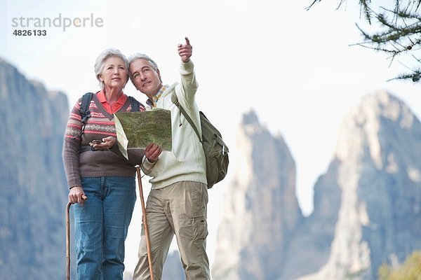Italien  Südtirol  Ehepaar mit Kartenwanderung auf Dolomiten