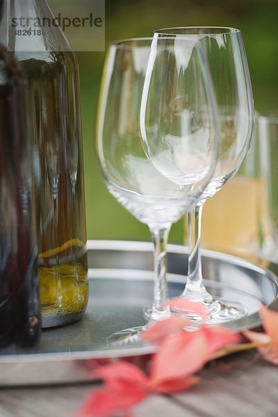 Italien  Südtirol  Weingläser mit Weinflasche im Tablett auf dem Tisch