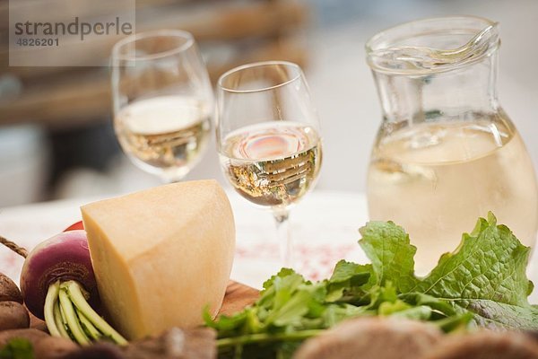 Italien  Südtirol  Weingläser mit frischen Snacks  Nahaufnahme
