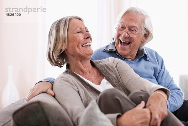 Deutschland  Wakendorf  Seniorenpaar lächelnd