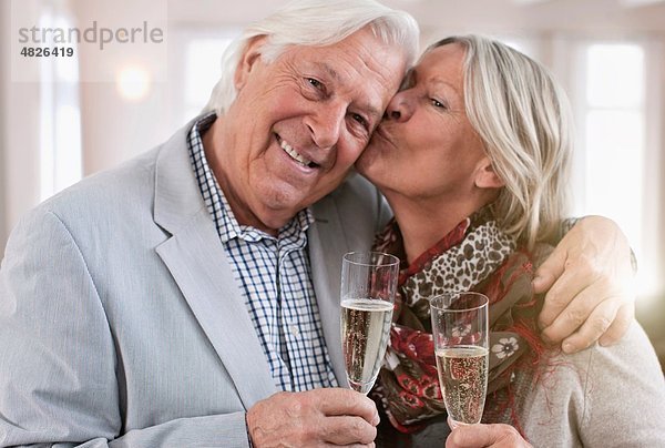 Seniorin küssender Mann  Porträt