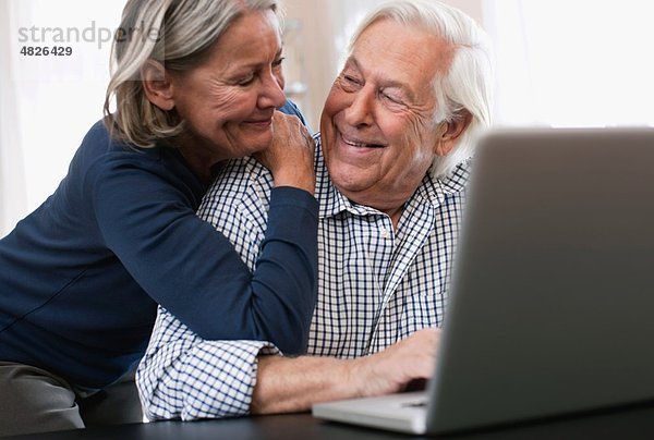 Deutschland  Wakendorf  Seniorenpaar mit Laptop