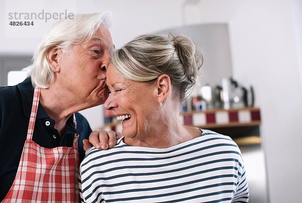 Senior Mann küssend Frau Stirn