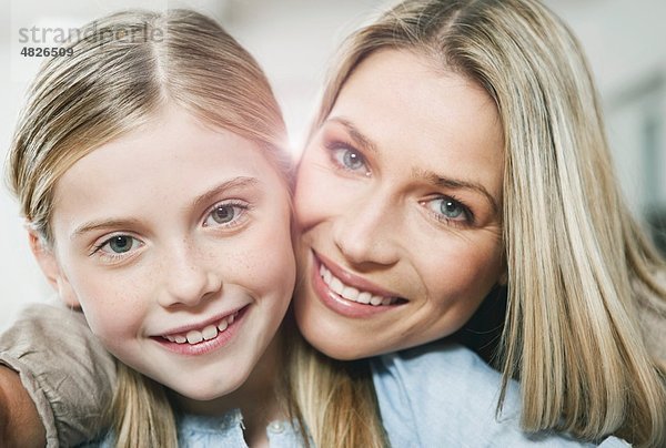 Deutschland    Mutter und Tochter lächelnd  Portrait
