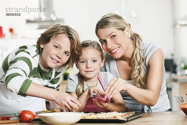 Deutschland    Mutter und Kinder machen Pizza in der Küche