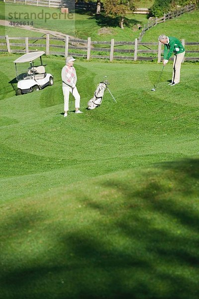 Italien  Kastelruth  Reife Paare spielen Golf auf dem Golfplatz